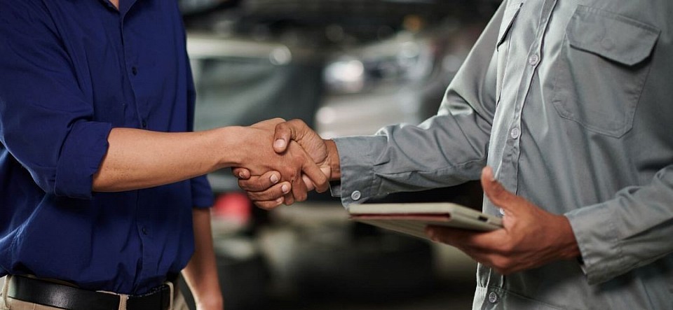 Cliente satisfecho de reparación de automóviles móviles