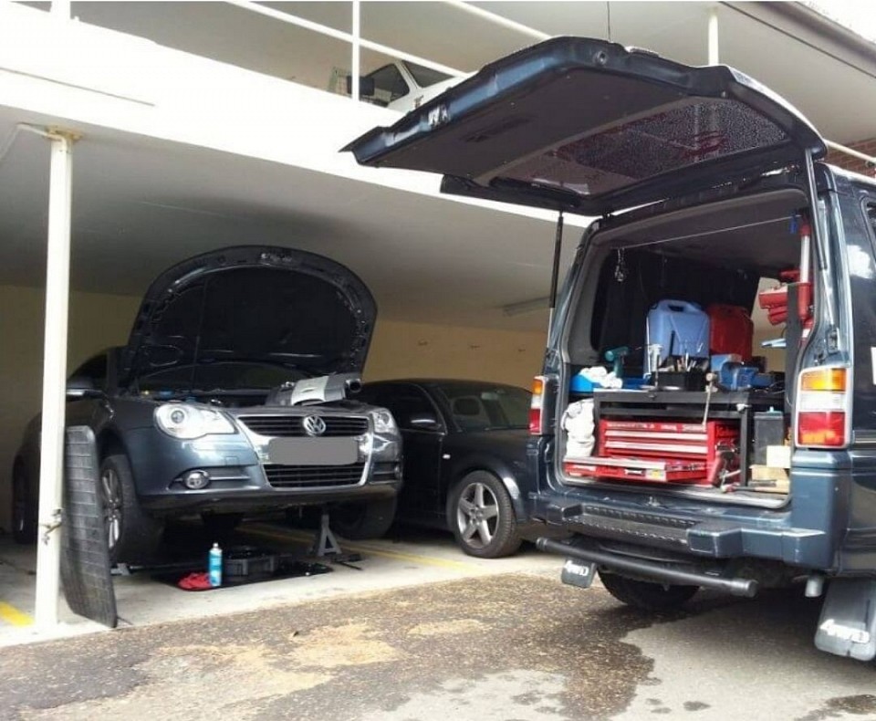 Dentro de la camioneta del mecánico móvil